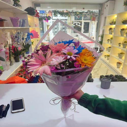 Gökkuşağı Bahçesi: Karışık Mevsim Buketi